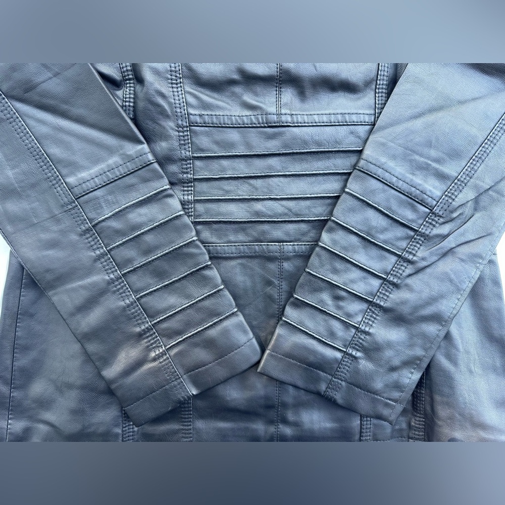 Sleek Black Leather Jacket with Hood and Zipper - Picture 8 of 10